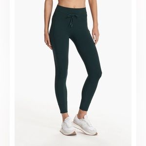 Vuori daily pocket legging! Color: grass. Brand new with tags